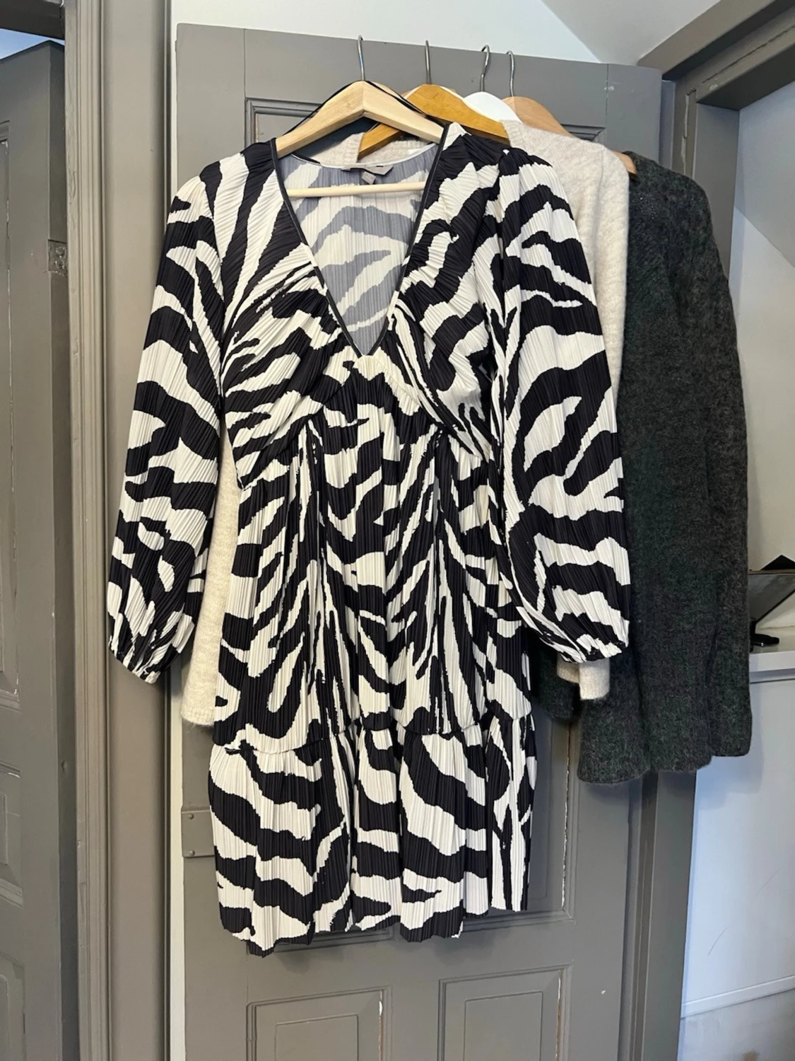 Zebramönstrad kortklänning med v-ringning