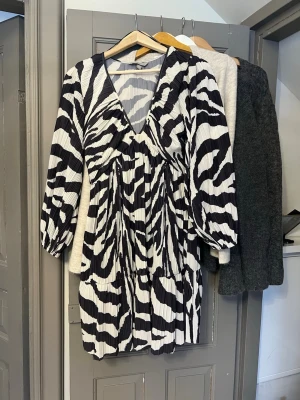 Zebramönstrad kortklänning med v-ringning - Suuper fin klänning! Strl M fint skick:) 