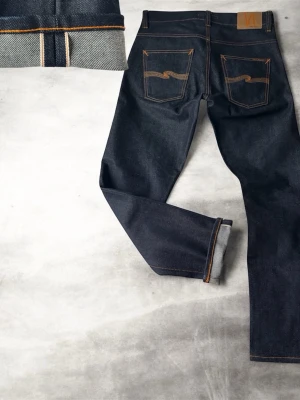 Selvedge Nudie Jeans - HELT oanvända Dry Japan Selvedge Nudie Jeans       NYPRIS—> 2500kr🙌 Modell är oklart men här är måtten: Midja 40cm Längd 100cm Benöppning 19cm Innerbenslängd 74cm