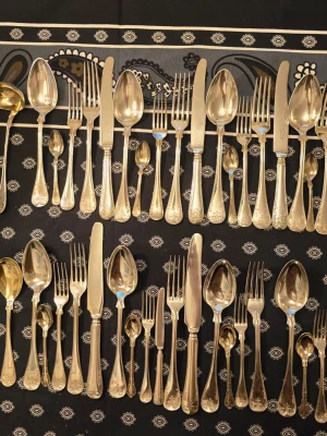 Vackert vintage besticksett  - Säljer besticksett  i NS med klassiska och detaljerade mönster på handtagen model Franska Liljan innehåller 18 knivar, 18 gafflar, 18 matskedar, 18 teskedar en såsslev. 3 serverings skedar. Perfekt för dig som gillar vintage och vill ha en unik touch på dukningen.