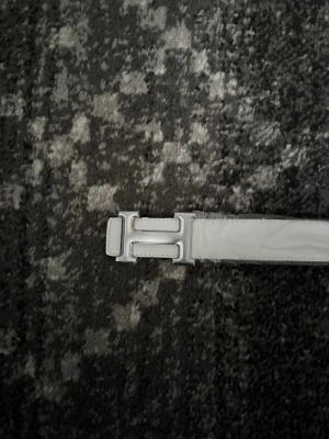H bälte i vit - Helt nytt H bälte i vit, 110cm. Perfekt tillägg till outfits och bekväm👍🏼