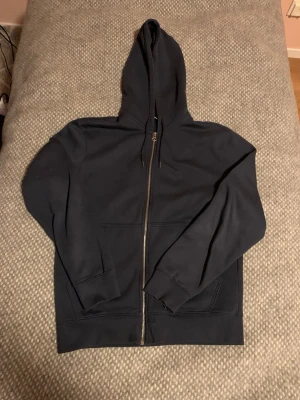 Blå zip hoodie med huva - En  blå zip hoodie från Weekday som är använd max 3 gånger! Hör av dig vid frågor eller funderingar! 