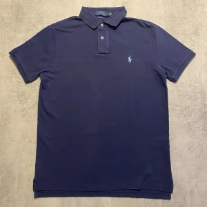 Mörkblå Polo Ralph Lauren pike  - Jag Säljer en fet pike från Polo Ralph Lauren| skicket på tröjan är bra 8/10 | storlek L | ny pris 2000: mitt pris är 349 | skriv vid frågor och funderingar       