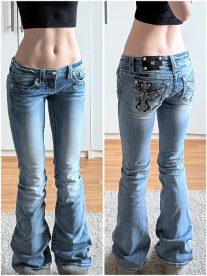Miss Me ljusblå bootcut jeans - Midjan rakt över: 37 cm, grenhöjd 17 cm & innerbenslängd 84 cm💓