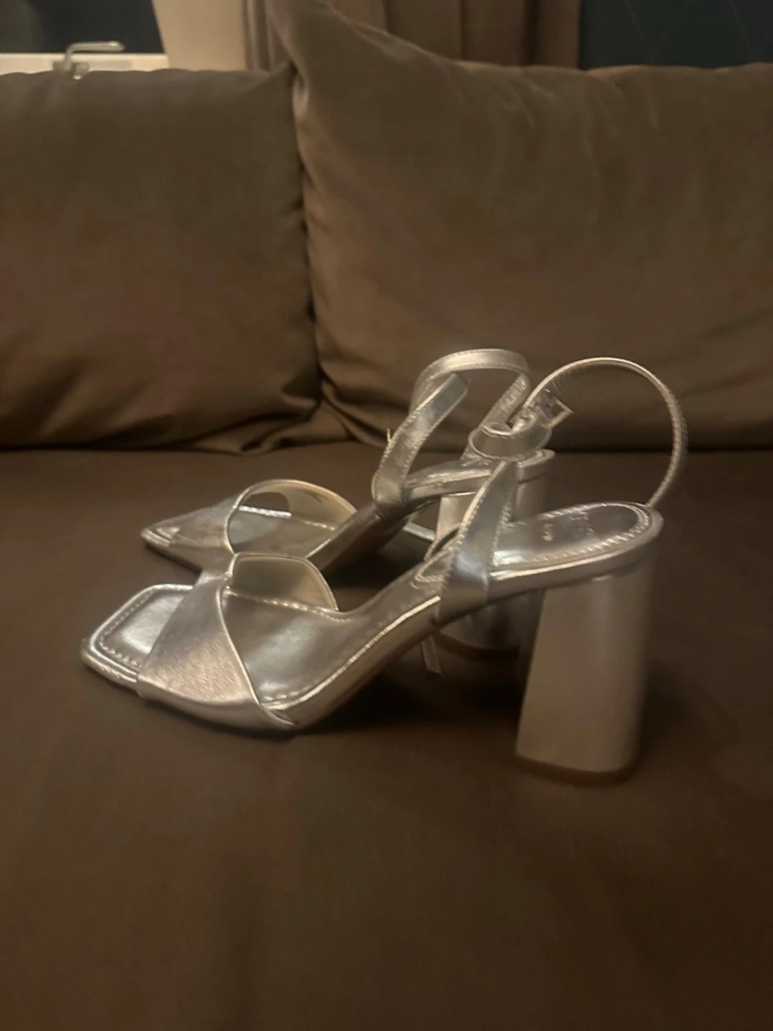 Silvriga sandaler med klack och remmar - 2