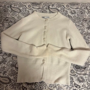 Kofta  - Vit Kofta från Zara med fina knappar! Använder inte så säljer hellre den till någon som kommer göra de ! Den är i väldigt bra skick och har inga defekter alls! Super skön kofta och väldigt söt 🥰