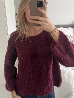 Stickad tröja  - Stickad tröja i färgen burgundy♥️