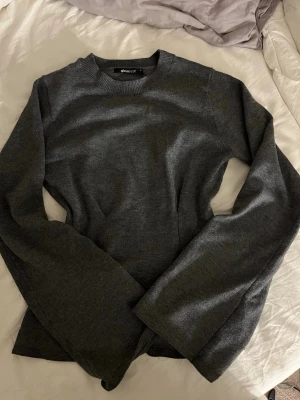 Topp från Gina  - Mörkgrå tröja ifrån Gina, använd en gång och i väldigt bra skick!
