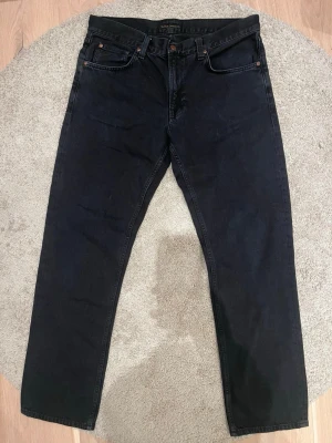 Nudie jeans Gritty Jackson - Säljer nu dessa riktigt snygga Nudie jeansen, dessa har en snygg svart tvätt och färgen på dessa är Black Forest, storleken på dessa är W34 & L32, vi säljer dem nu för 899, vid fler frågor kring mer bilder eller liknande är det bara att höra av sig / AC Fashion 🤝