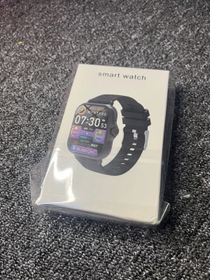 Svart smartklocka med silikonarmband - Säljer en svart smartklocka med silikonarmband. Klockan har en rund färgskärm med flera funktioner som stegräknare, datum och notiser. Passar perfekt för dig som vill ha koll på både träning och vardag direkt på handleden.