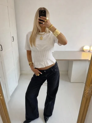 Vit korsett-topp  - Vit corset-inspirerad topp från Gina Tricot 🤍 Sitter så fint i midjan och är perfekt till både jeans och kjol. Använd fåtal gånger i jättefint skick! 