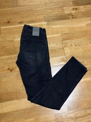 Replay Anbass - Ett par Riktigt snygga Replay jeans i mörkgrå färg. Byxorna är i näst intill nytt skick!🙌  Modell: Anbass!  Size: W31.  🔹 Hör av dig vid frågor eller funderingar🙌