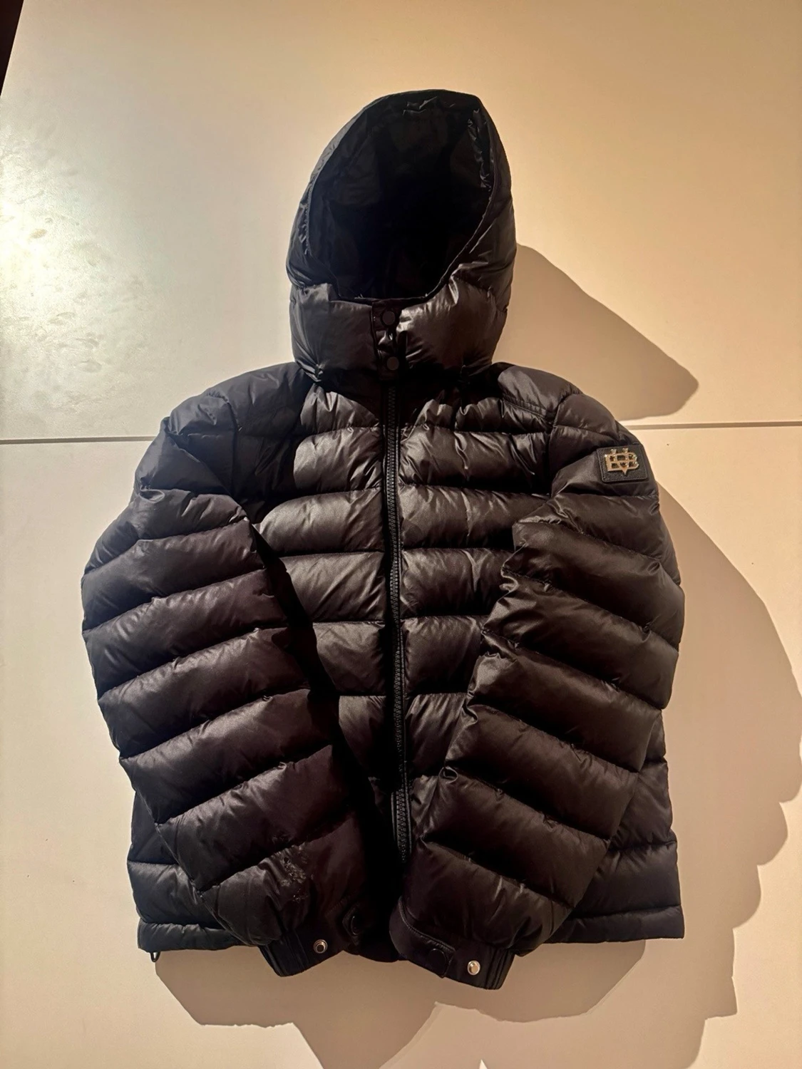 Svart dunjacka med huva från Bvaldi