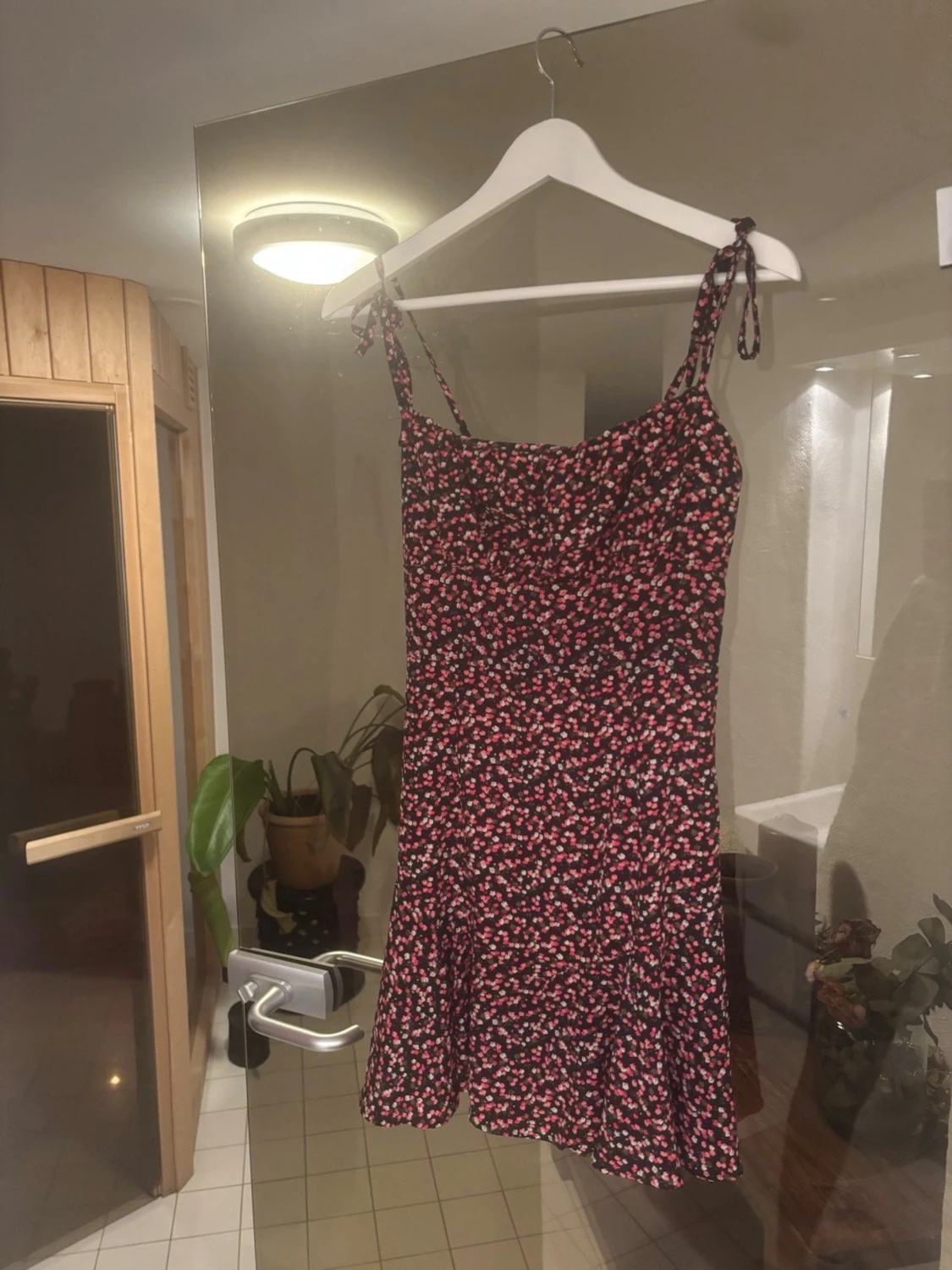 Blommig kort klänning med knytband - 1