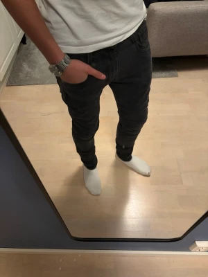 Svarta replay anbass jeans - Säljer ett par riktigt snygga replay anbass jeans som är i storlek W28 L30, model slim fit. Skriv gärna om du har några frågor!