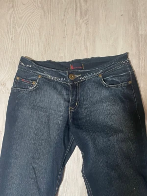 Dolce & gabanna - Jätte snygga bootcut jeans med diamanter😍 dom är sprätta och nervikta längst ner men inget som märks  M/L   Midjemått:42 cm Innerben: 83