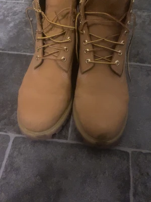 Timberland 6 inch skor - Timber 6 inch skor i storlek 47,5 nästan oanvända men har lite fläckar på sig.