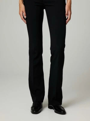 Svarta low waist bootcut kostymbyxor - Svarta low waist kostymbyxor med bootcut i storlek 32, från bikbok. Perfekt passform och ”lyxigt” tyg! Behöver tyvärr sälja då de inte passar mig längre.