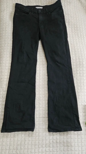 Bootcut Levis jeans - Svarta Levis 315 shaping bootcut jeans. Storlek 30W 32L. Inte använda så mycket men har några defekter och minimal heelbite nedtill. Bara att skriva om man undrar något eller vill ha fler bilder.🥰🤑