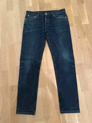 A.P.C. jeans - Säljer ett par klassiska mörkblå jeans från A.P.C. i rak passform. Har inte använt mycket sen de är köpta, kostar 2000kr nypris och de är i selvedge material.