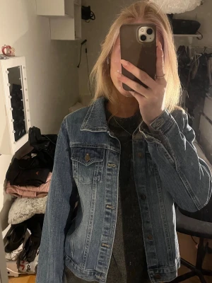 Blå jeansjacka - Säljer denna supersnygga blåa jeansjacka med klassisk passform och knappar framtill. Jag köpte den på en vintage marknad i Frankrike och har bara använt den ett fåtal gånger, därav är den i väldigt bra skick. Skulle säga att den är storlek S🥰😊