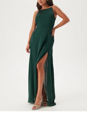 Balklänning  - Säljer en fin mörkgrön balklänning med öppen rygg från bubbelroom som inte längre säljs! Använd endast 1 gång, nypris 1200kr. Skriv för fler bilder