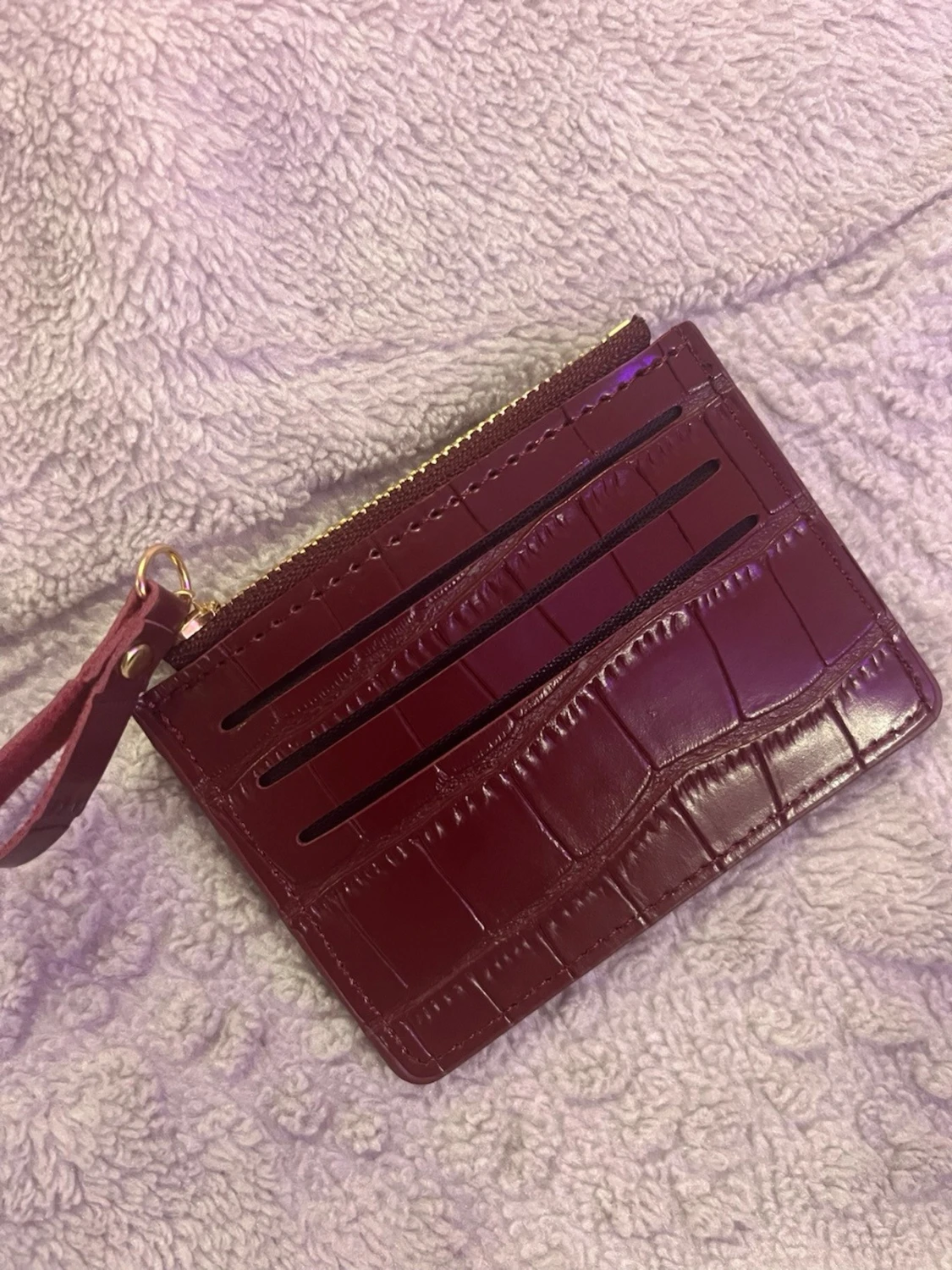 Vinröd plånbok i croc-mönstrat skinn