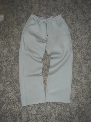 Saint Alexander mjukisbyxor - Säljer ett par ljusgråa Saint Alexander byxor i storlek L. De är oanvända och gjort i ett tjockt material (väger 1,2kg). Finns att hämta i Karlstad annars går frakt att lösa. Mvh, William