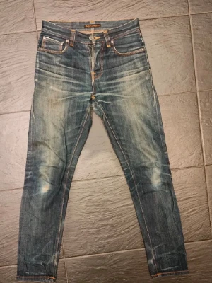 Nudie selvedge archive jeans - Säljer ett par slevedge archive jeans från nudie, jeansen är väldigt unika och eftertraktade . Jeansen har storlek 28/32 och sitter riktigt bra .