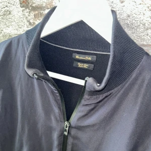 Massimo Dutti cardigan - Mycket fint skick, inga defekter. Storlek M passar dig som är mellan 178-188cm. Nypris ca 2000kr. Modellen är 185 cm, 79 kg. Skriv för mer information!🤝