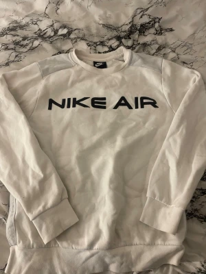 Nike Sweatshirt - Knappt använd. Passar S och M beror på hur man vill den ska sitta. Köparen står för frakt