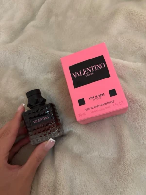 Valentino Donna Born In Roma Intense 30ml - Valentino Donna Born In Roma Intense Eau de Parfum i 30 ml flaska. Ej använd endast luktad på, säljer då jag inte gillade doften. Öppen för prisförslag 