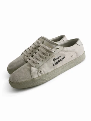 Saint Laurent sneakers  - Tja! Säljer dessa feta skor från YSL. Slitningarna på skorna är skornas designe därav att de ser slitna ut. En snabb rengöring på skorna skulle inte skada, men annars väldigt fina 🤩Skriv gärna ifall du har några frågor! ✌️( Obs ingen box eller annat tillkommer, endast skorna! ) 