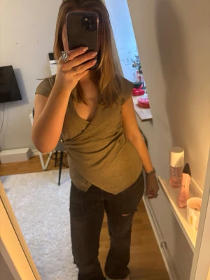 Brun omlottopp med v-ringning - Hejj! Säljer min beige/bruna omlottopp från Zara med korta ärmar och v-ringning💗