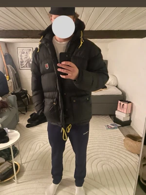 Svart jacka från Fjällräven - En Fjällräven jacka i storlek s i grymt skick. Jackan har en liten liten defekt på fickan som man inte tänker på(syns på sista bilden). Säljer den nu när de börjar bli varmare så därför ett mycke billigare pris. Vid snabb affär kan pris diskuteras 