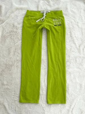 Hollister lågmidjade byxor  - Ett par byxor från Hollister i storlek M. Rakt över midjemått: ca 38cm. Innebenslängd: ca 76cm. Jag fraktar inom 24h, PostNord  prioriteras. 