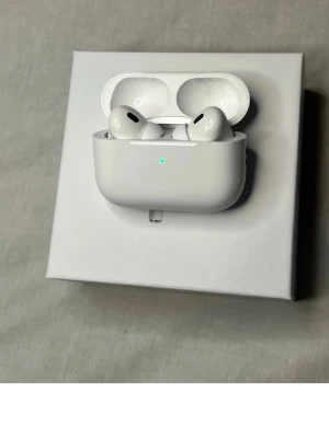 Airpods  - Snyggs och cleana hörlurar för ett riktigt bra pris!✨ Inspirerade av AirPods med ett bra ljud! Säljes för endast 299kr! Snabb leverans📦