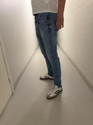 Replay jeans - Snygga ljusblå skinny jeans från Replay med klassisk femficksdesign och diskreta slitningar. 33/34