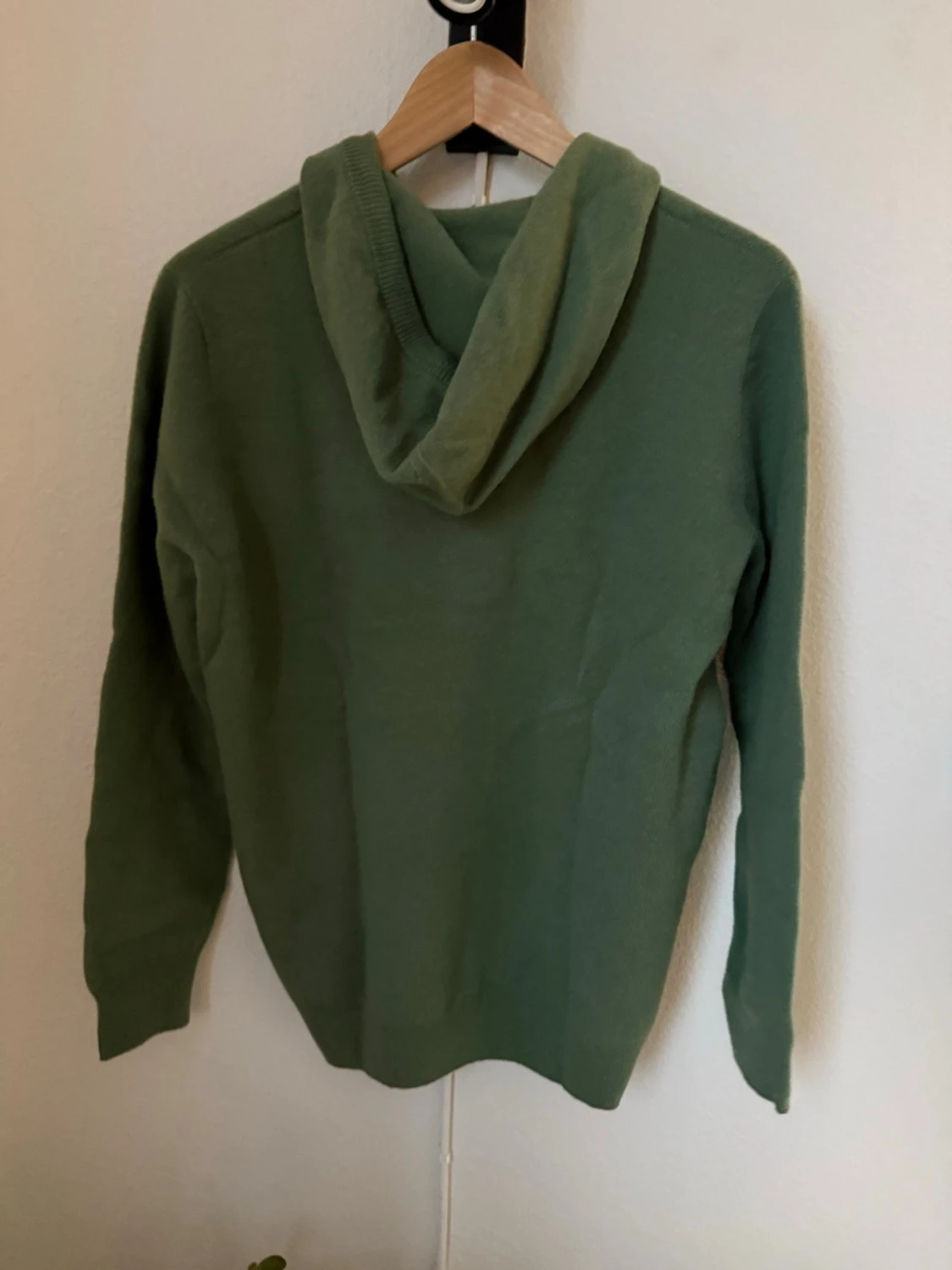 Grön hoodie i mjuk ullmix - 2