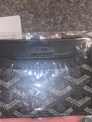 Plånbok - Säljer denna plånbok som är helt ny med plast kvar skickar gärna fler bilder på den och jag svarar på frågor. Fraktar samma dag som köpet och ger även en gåva vid köpet