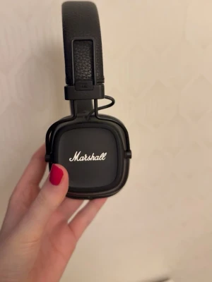 Hörlurar - Superfina Marshall hörlurar i jättefint skick!! Har tyvär tappat bort laddaren men det är USB-C har inte kvar kartongen heller!!!