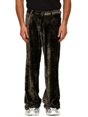 Mörkbruna vida manchesterbyxor - Säljer ett par mörkbruna manchesterbyxor med bred passform och klassisk femficksdesign. Byxorna har en mjuk, glansig finish och normal midja. Perfekta för dig som vill ha en chill och trendig look.