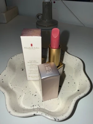 Elizabeth Arden Lip Color - Elizabeth Arden – Lipstick 009 Rose Petal (NY)  Helt nytt och oanvänt läppstift från Elizabeth Arden Nyans: 009 Rose Petal Klassisk och tidlös rosa nyans Mängd: 3,5 g  Endast öppnad för fotografering, aldrig testad. Originalförpackning medföljer. Nypris ca 300–350 kr