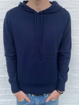 Kashmir hoddie - Modern kashmir hoddie som bara är testad men aldrig använd, den sitter också väldigt bra på kroppen och är väldigt snygg