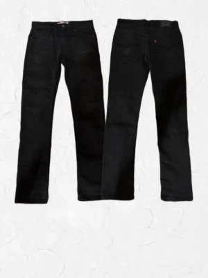 Svarta Levis 512 jeans  - Säljer ett par svarta Levis 512 jeans i barnstorlek 16+ men sitter ungefär som W29. Jeansen är aldrig använda och i nytt skick. 