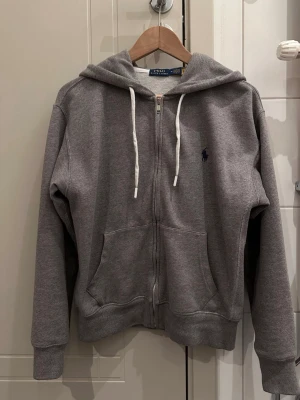 Ralph lauren zip - Säljer denna Ralph lauren zip för att jag har för mycket kläder. Hoodien har inga defekter och är i riktigt bra skick. Passar dig runt 175. Hör av er vid frågor eller fler bilder!⏱️ Fri frakt!!!