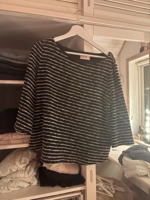 Svartvit randig topp med trekvartsärm - Säljer mörkblå randig trekvartsärmad tröja som jag inte tycker passar min stil längre. Skriv för fler bilder🩷