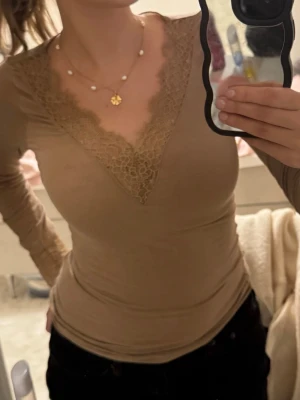 Intimissimi - Byter gärna med någon i samma modell fast vit! Använt endast 1 gång, inga deffekter! 🥰 beige/brun färg!