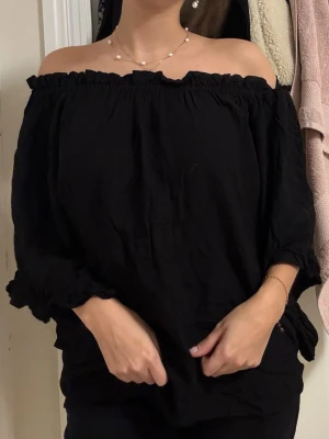 Off shoulder - Svart off shoulder tröja, hur skön och fin som helst💕