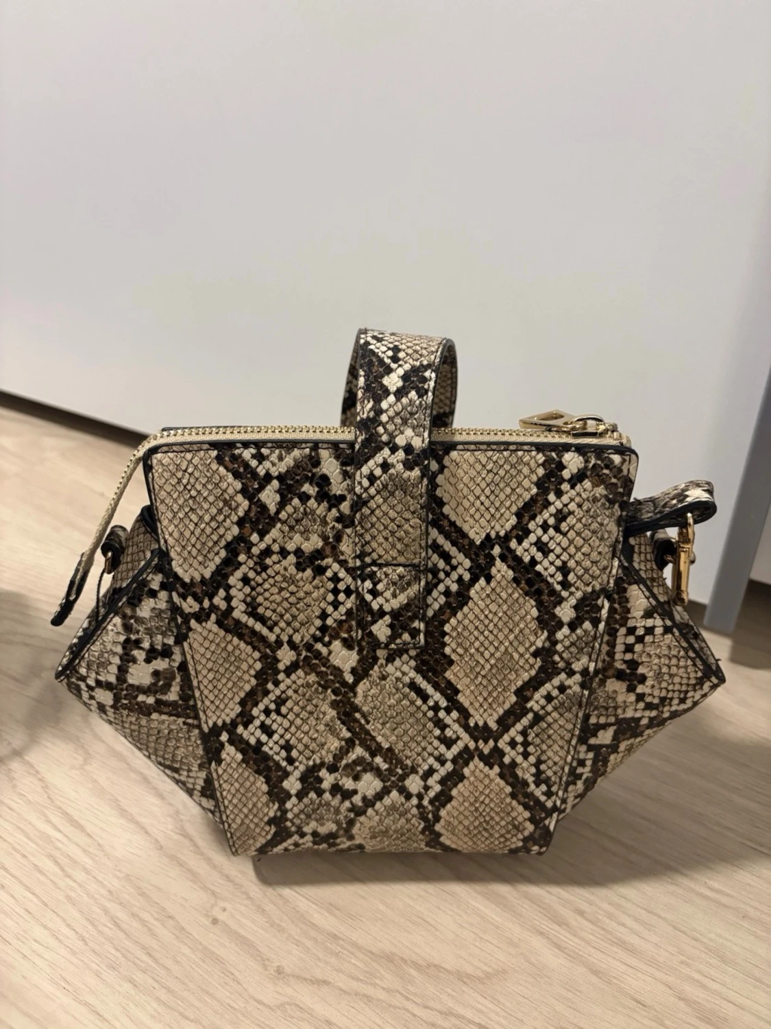 Beige handväska med ormmönster - 1